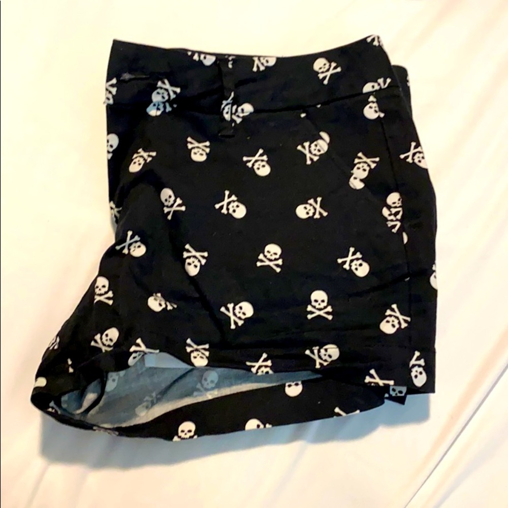 JUNIORS NO BOUNDARIES SKULL SHORT SHORTS